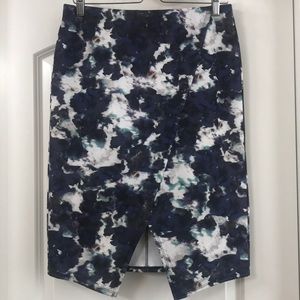 Beautiful patterned skirt. Size M , worn once.
